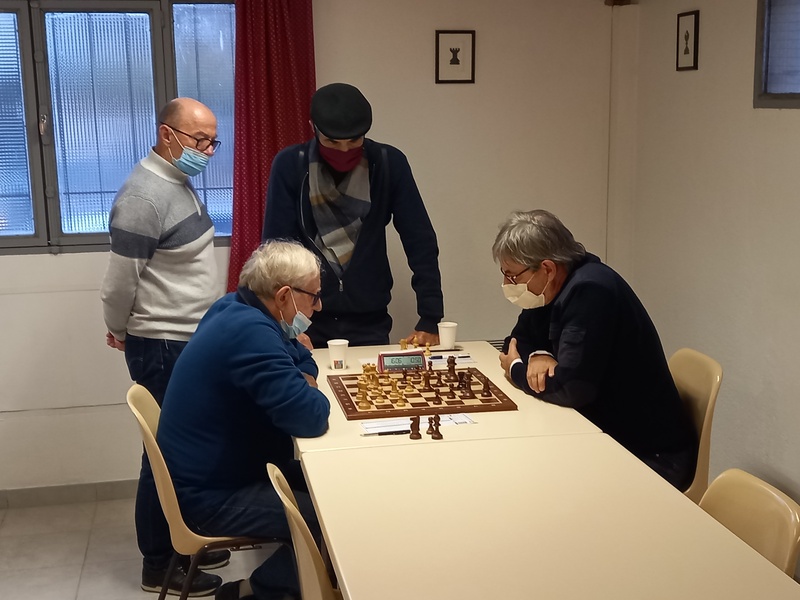 Lutte jusqu'à la nuit au 1er échiquier de N4