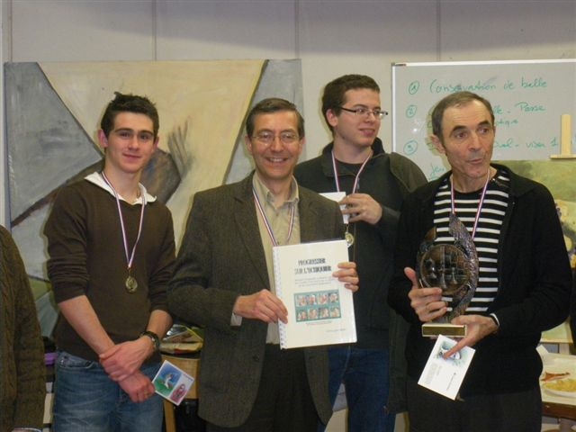 Christophe Bert avec son livre et des membres des 2 clubs : Caumont et SEPR