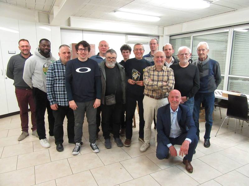 Tous les participants de la rencontre Caumont-SEPR 2025 avec la coupe du club vainqueur