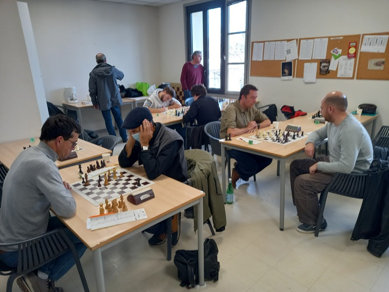 Quelques parties de N4 en cours lors de la ronde 6 à l'Isle/Sorgue