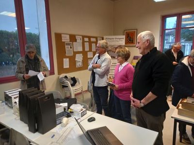 François Quinonero lit son hommage au "shérif des échiquiers" François Reynaud
