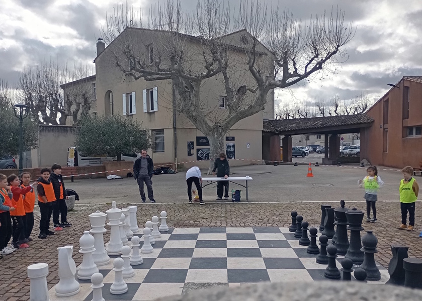 Les jeunes du Centre des Loisirs autour du jeu géant