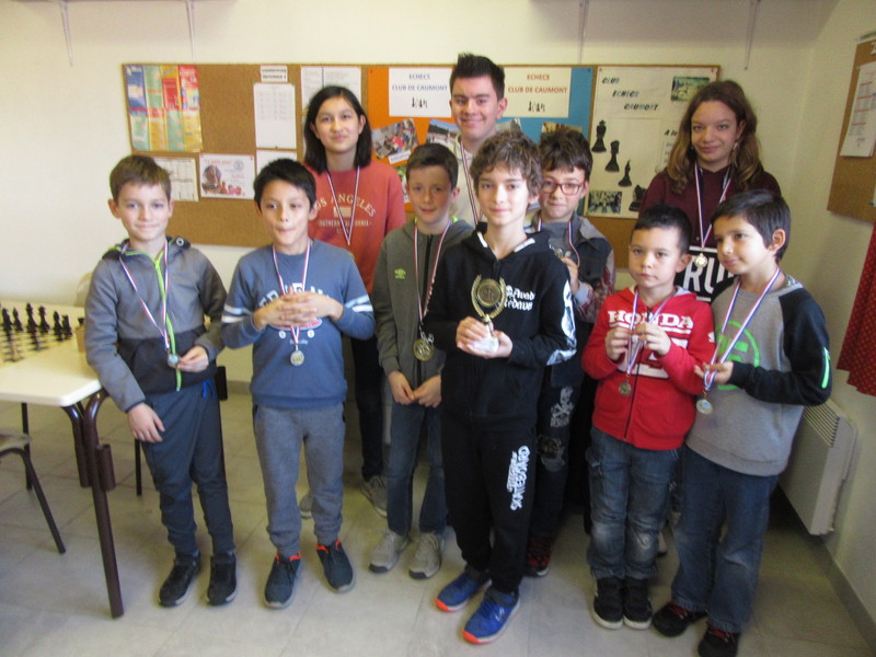 Les participants au tournoi avec leur récompense