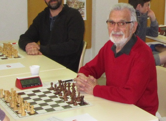 Robert Malbec prêt à la lutte devant l'échiquier