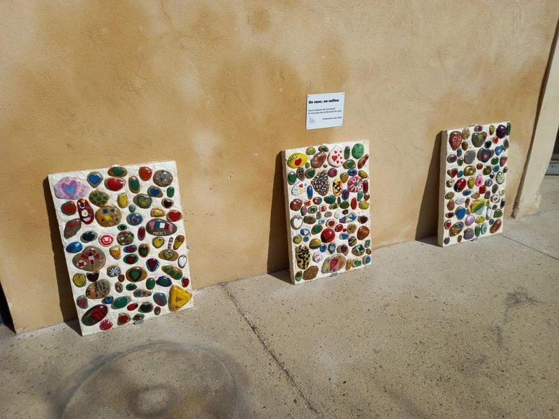 Les cailloux décorés devant la bibliothèque de Caumont