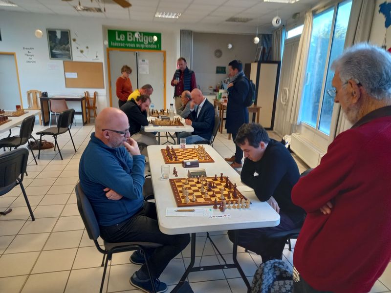 A Pierrevert, la lutte se poursuit sur 3 échiquiers sous l'œil attentif du reste de l'équipe
