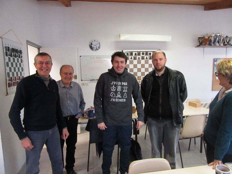 Victor arbore son cadeau