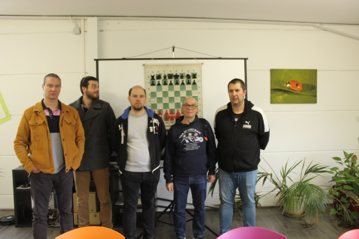 Nos 4 joueurs : Fabien, Aymeric, Raphaël et Lucien avec l'arbitre du tournoi