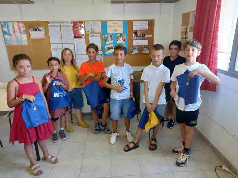 Les 8 jeunes participanst et leurs cadeaux